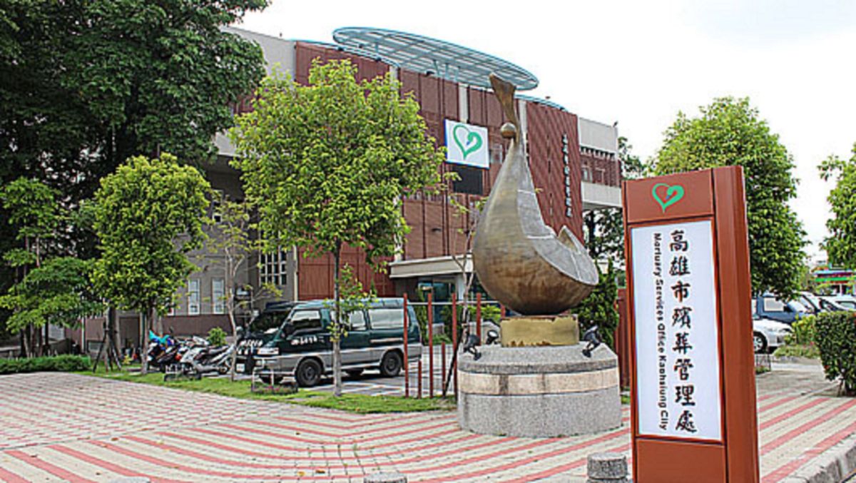 ▲高市殯葬管理處胡姓課長違背職務收賄120萬元羈押禁見。(圖／記者郭凱杰翻攝，2018.11.05)

