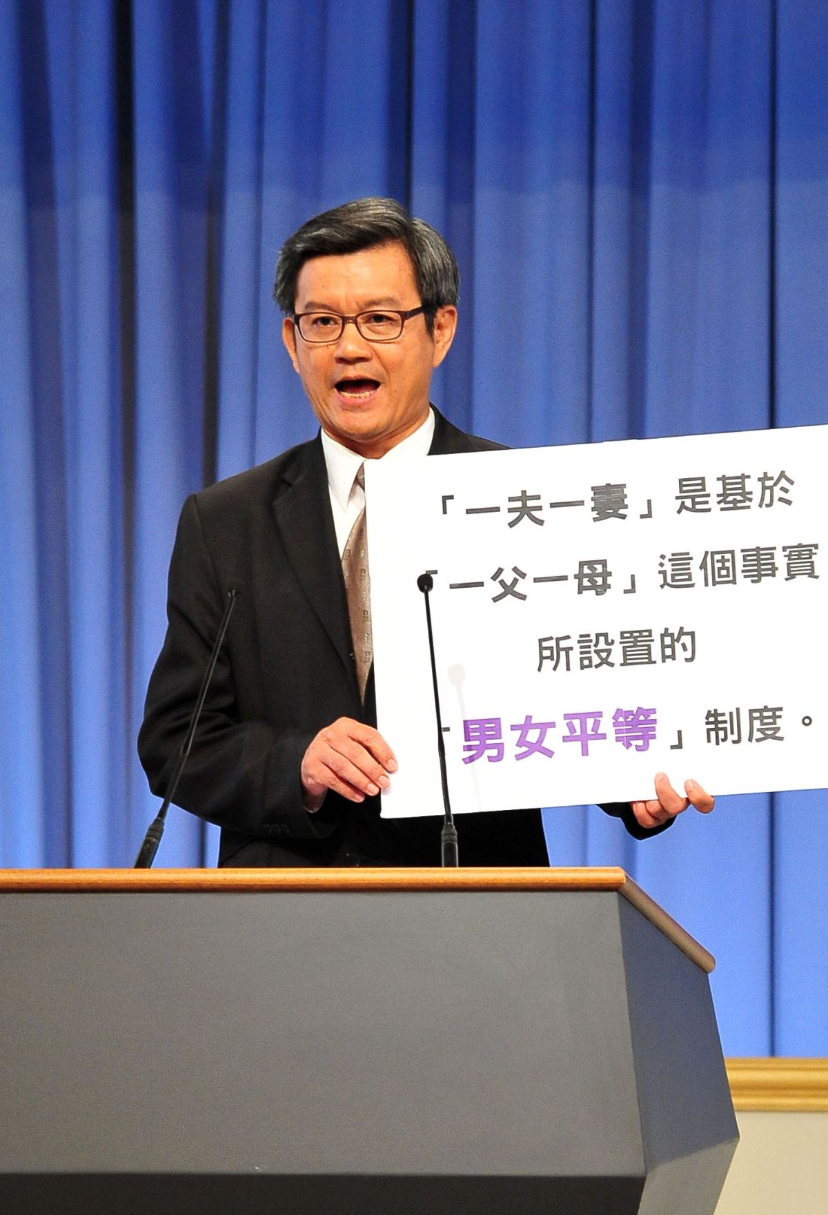 政治大學科技管理與智慧財產研究所助理教授許牧彥認為，婚姻制度僅是保障男女不亂搞。（圖／中選會提供）