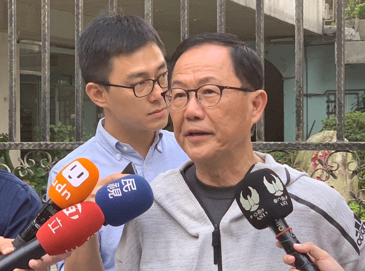 台北市長柯文哲競選辦公室總幹事小野拍影片力挺民進黨高雄市長候選人陳其邁，國民黨台北市長丁守中5日表示，「證明蔡英文跟柯文哲就是合謀」。（圖／丁守中辦公室提供）