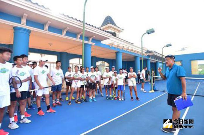 ▲「2018海峽兩岸青少年網球交流訓練營」日前在廣州星河灣展開，兩岸年輕網球選手彼此切磋球藝、也發展友誼。 (圖 / 主辦單位提供)