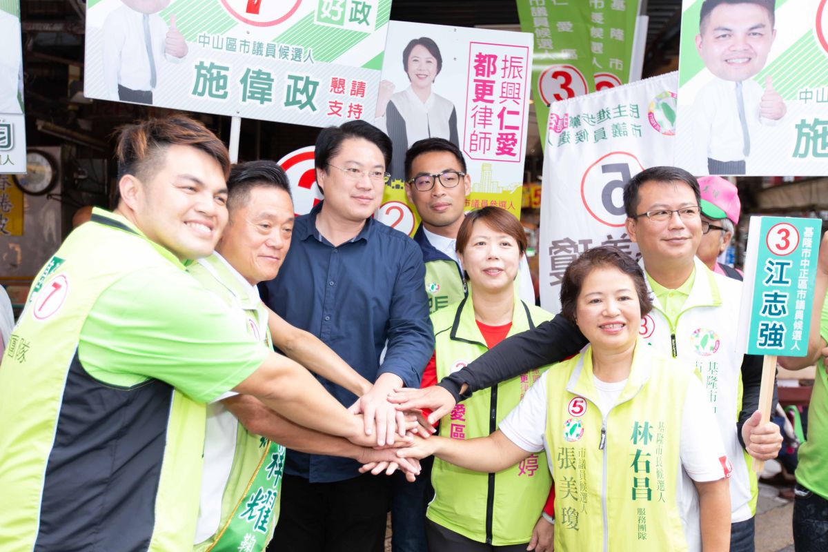 ▲基隆市長林右昌發揮母雞帶小雞的角色，陪同民進黨籍所有議員候選人市場掃街。（圖／林右昌競選總部提供）