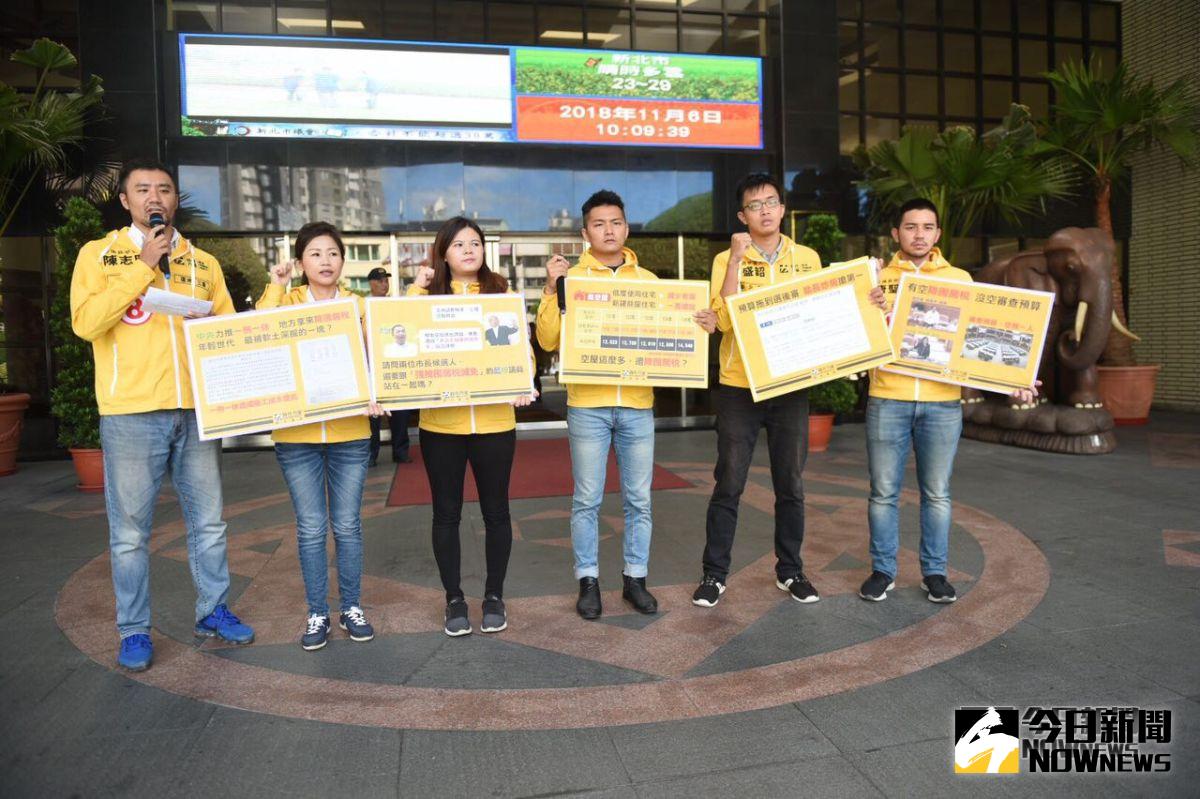 ▲時代力量6位新北市議員候選人今日齊聚新北市議會前，痛批現任的議員「有空幫建商降稅，沒空來審查預算」。（圖／記者陳志仁攝，2018.11.06）