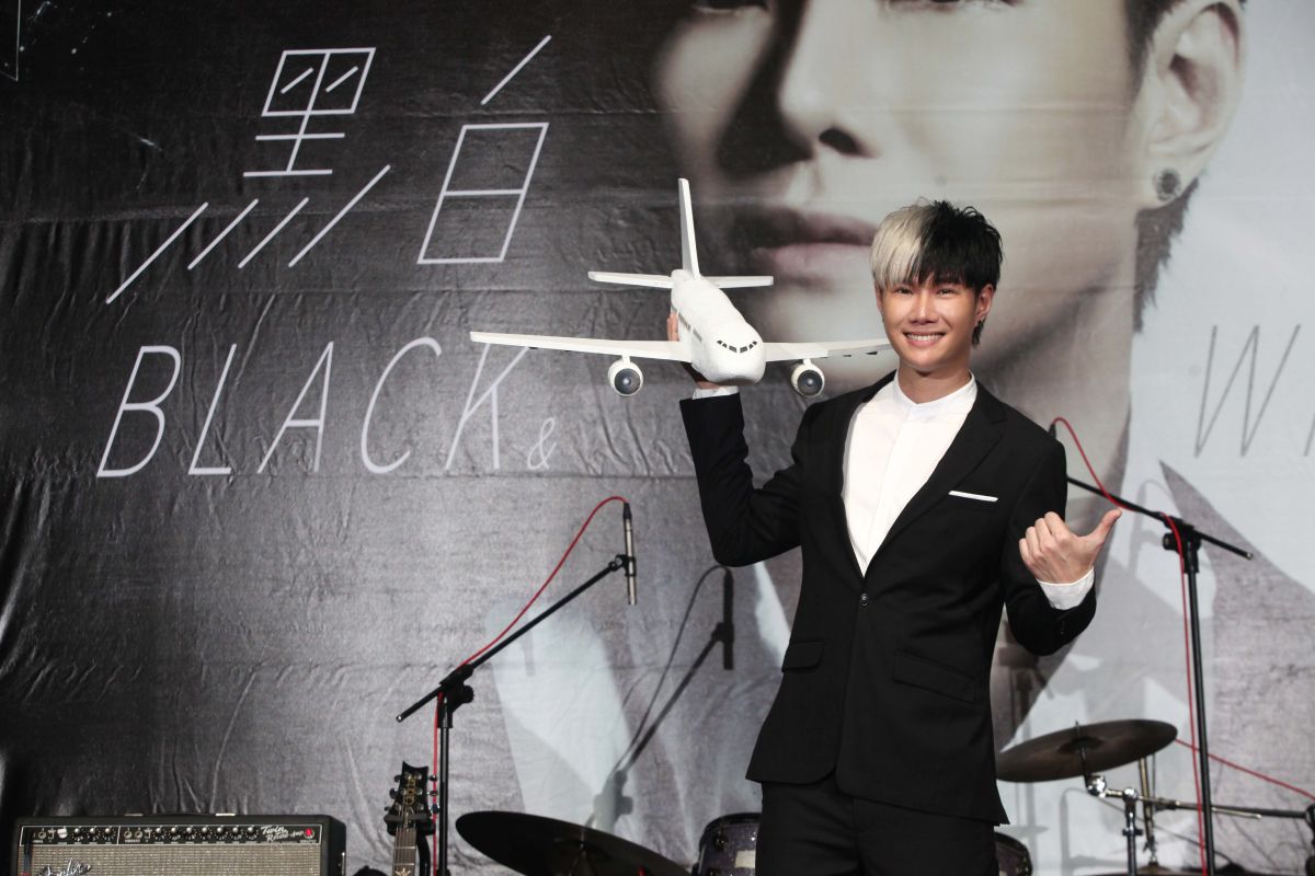 ▲張與辰推出專輯，王治平現身站台，送上枇杷膏。（圖／種子音樂提供, 2018.11.06）