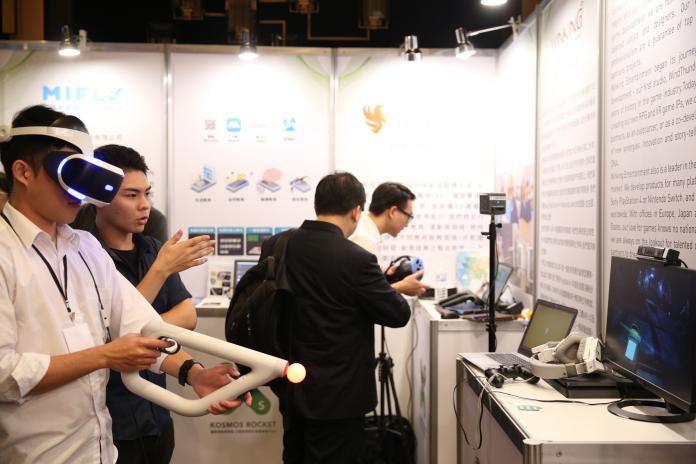 ▲現場新創展示交流熱鬧非凡，吸引國際大廠青睞。（圖／記者蔡佳宏翻攝,2018.11.06）