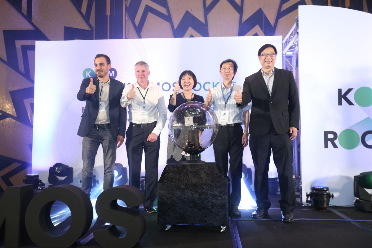 ▲經發局處長陳杏怡（中）、中山產發主任林根煌（右二）、資策會總監林宏澤（右一）、法國Lucid Realities Studio發行總監Alexandre Roux（左一）、 紐西蘭NZVRARA協會主席Michael Gregg（左二），一同揭開新創Pitch序幕。（圖／記者蔡佳宏翻攝,2018.11.06）