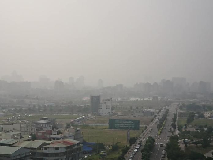 ▲專家表示，中南部空氣品質較差的狀況可能在未來10天都會持續，北台灣則要留意週末東北季風影響，白天高溫一天可能下降攝氏5度。（圖／NOWnews資料照）