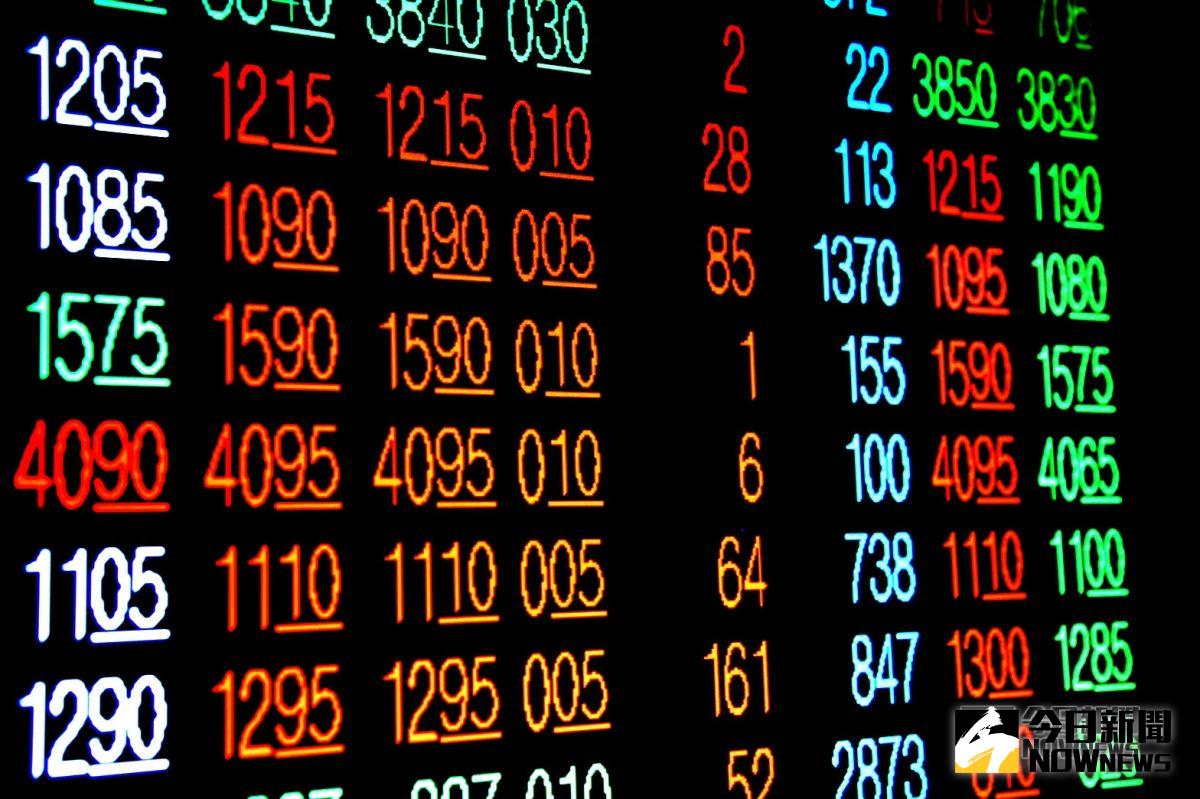 ▲市場等待美期中選舉結果出爐，台北股市11月7日開小跌，以9818.15點開出，隨後走勢向上翻紅。（圖／NOWnews 資料照片）