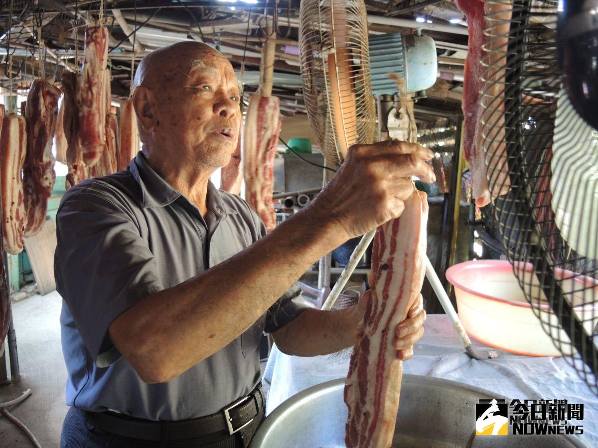 ▲99歲湖南老兵彭中，手做銷魂的湖南臘肉，那肥而不膩的家鄉臘肉，引人垂涎欲滴。（圖／記者陳雅芳攝，2018.11.07)