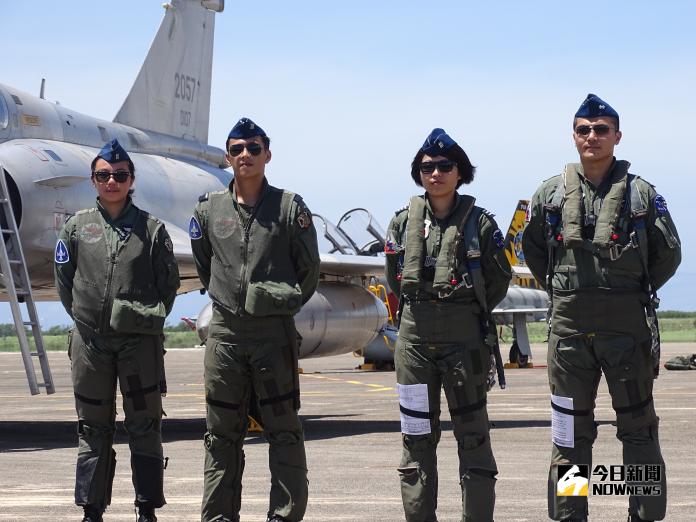 ▲第一聯隊首位IDF經國號戰機女性飛行官范宜鈴上尉（右二）。（圖／記者呂炯昌攝, 2018.7.18）
