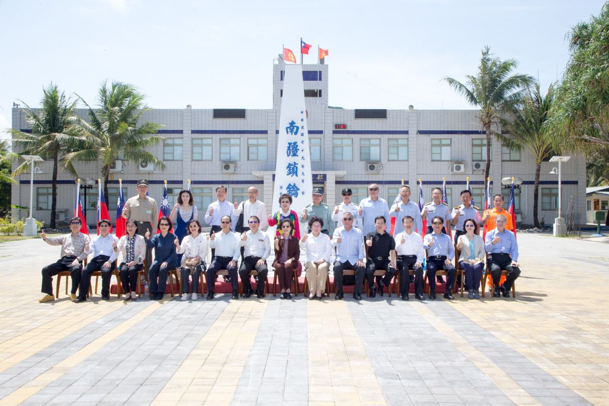 ▲政府積極將南沙太平島打造為人道救援島。圖為2018年3月監委赴太平島考察。（圖／軍聞社提供）