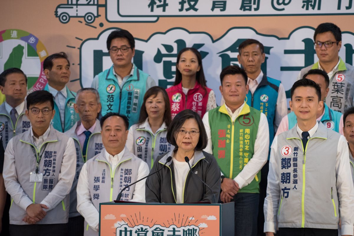 民進黨第五場、也是選前最後一場行動中常會，7日移師到新竹縣舉行，替黨內新竹縣長候選人鄭朝方拉抬聲勢。（圖/民進黨提供,2018.11.7）