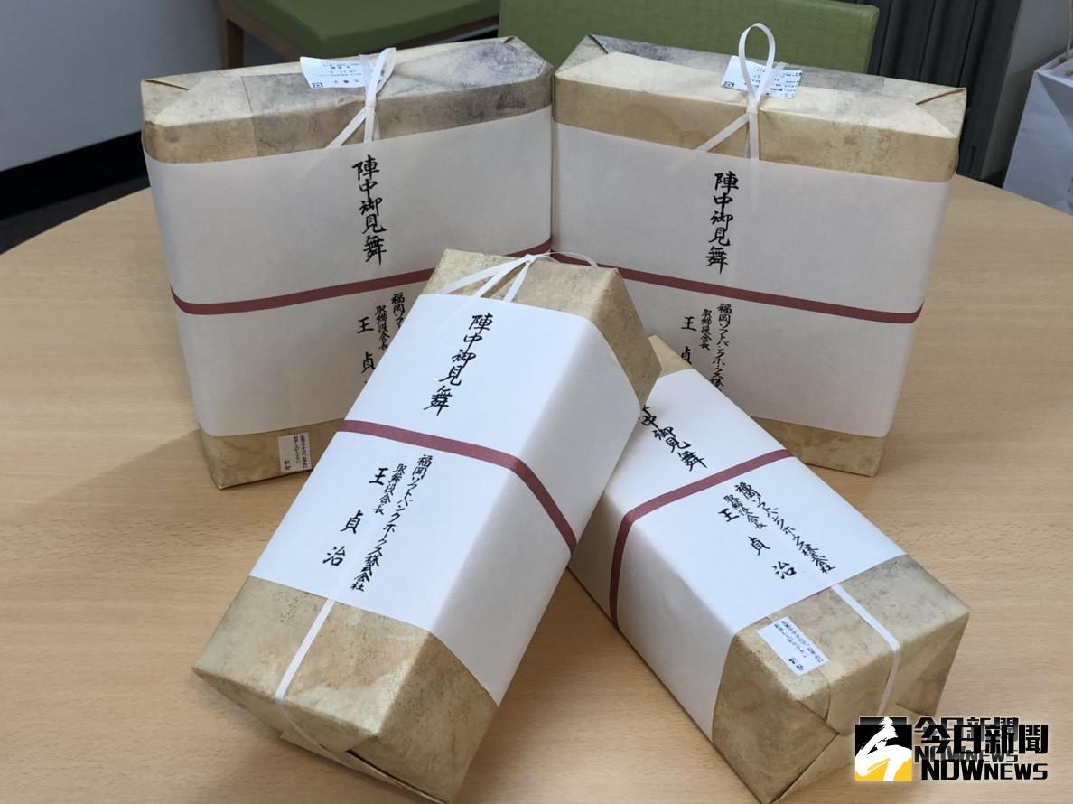 王貞治送禮為中華代表隊加油。（中職提供）