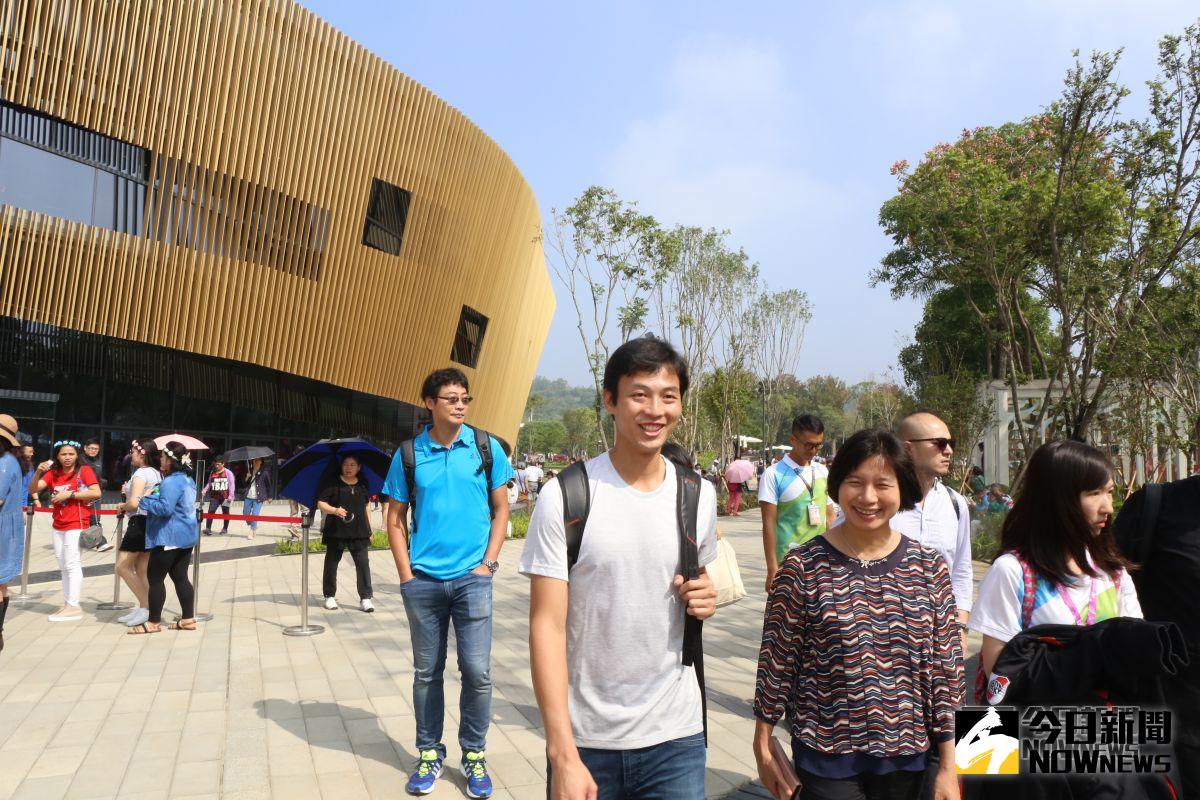 ▲網球國手盧彥勳（左）利用練球空檔前往后里森林、馬場園區參觀(圖／記者柳榮俊翻攝2018.11.7)