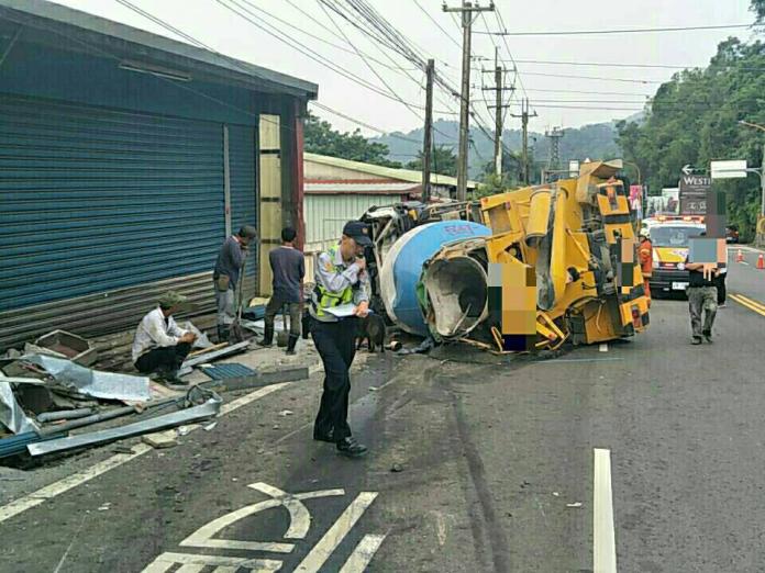 混凝土預拌車撞民宅