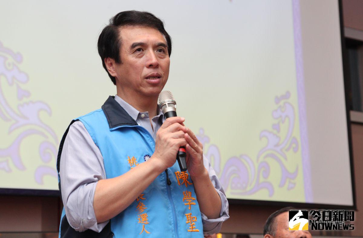 ▲陳學聖2日在臉書貼出一張照片，有人拿著旗幟站在十字路口中央，讓他驚呼「如此大罷免，也未免太誇張太危險了吧！」（圖／資料照片）