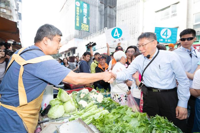 台北市長柯文哲8日正式請假，進行首場競選活動，他一早前往濱江市場掃街。（圖/柯辦提供,2018.11.8）