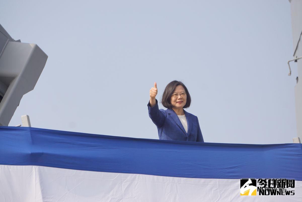 總統蔡英文8日出席海軍逢甲與銘傳軍艦成軍典禮，在艦上比讚致意。（圖／記者呂炯昌攝, 2018.11.8）