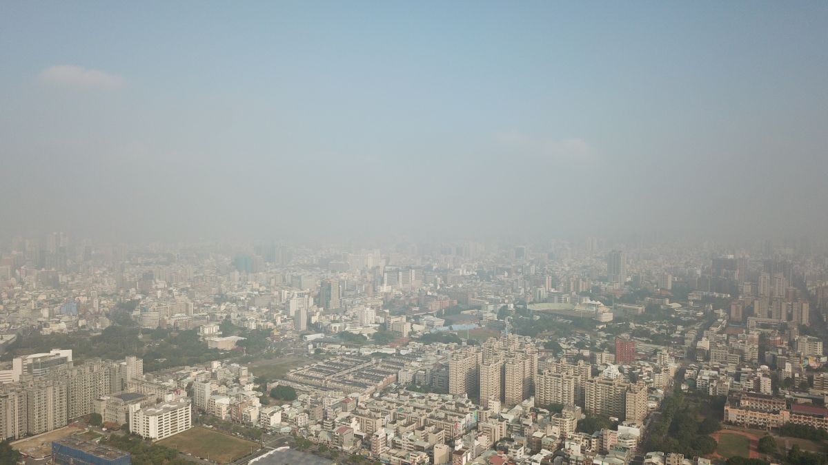 11月8日台中的天空，可以看見霧茫茫一片。（圖／台灣健康空氣聯盟提供）