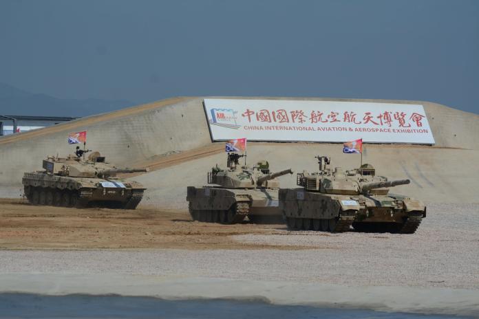 ▲大陸在珠海航展展出外銷戰車，從右至左分別是VT-4 VT-5與VT-2主戰車。（圖／軍情與航空提供）