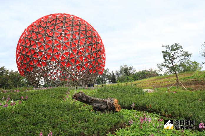 地表最強巨型機械花球 遊客打卡熱點