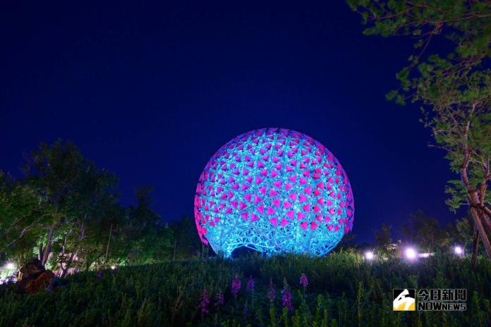 花博后里森林園區直徑15公尺的大型機械花球「聆聽花開的聲音」，成為最受歡迎的打卡點(圖／上銀科技提供2018.11.8)