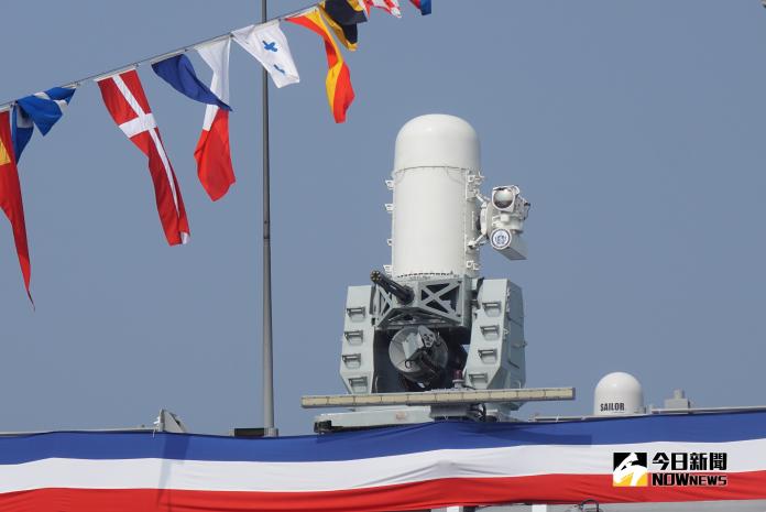 ▲海軍派里級逢甲艦上的新款方陣快砲，雷達罩旁增加光電瞄準系統，是與舊款方陣快砲外型最大差別。（圖／記者呂炯昌攝, 2018.11.8）
