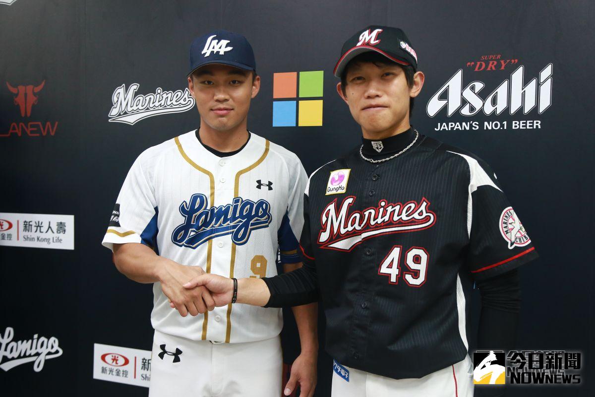 ▲Lamigo桃猿王柏融和羅德投手陳冠宇賽前先禮後兵。（圖／記者葉政勳攝 , 2018.11.08）