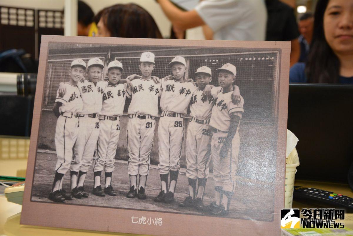 ▲半世紀前七虎小將合照的老照片。（圖／記者郭政隆攝影2018.11.8）