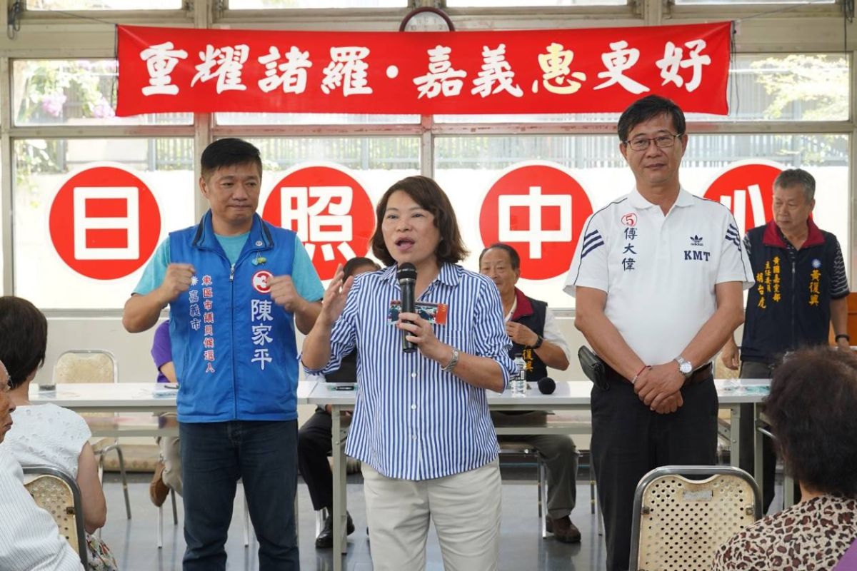 黃敏惠回防鐵票眷村，團結造勢活動。〔圖／黃敏惠競總提供2018.11.08〕