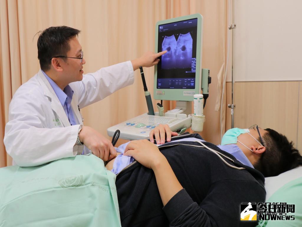 醫生檢查血尿患者醫生檢查血尿患者(圖／林重鎣攝2018.11.8)