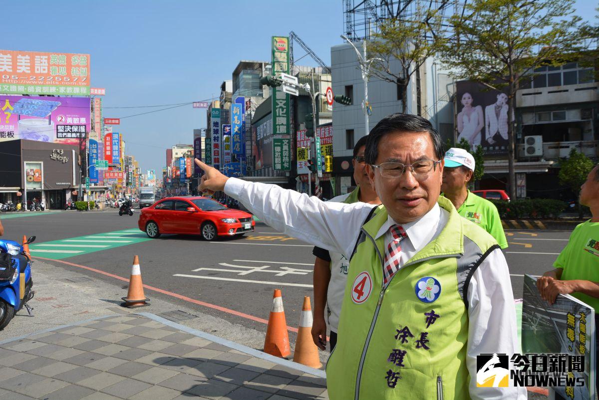 ▲涂醒哲指說，火車站前的造謠看板讓無辜市民心理產生恐慌。（圖／記者郭政隆攝影2018.11.8）