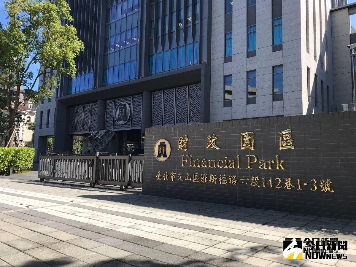 ▲財政部研擬「薪資所得費用核實減除方案」拍板，也就是俗稱的「名模林若亞條款」，三費用可核實減除，但設有減除上限。（圖／記者顏真真攝）