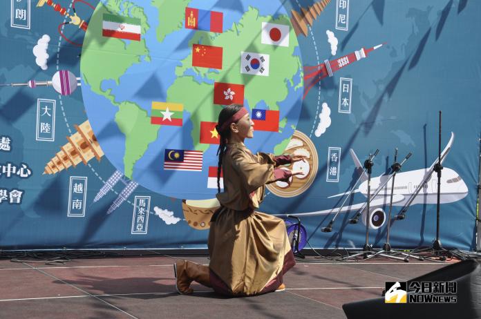 ▲建國科大異國文化季，蒙古學生表演草原民傳統舞蹈。（圖／記者陳雅芳攝，2018.11.08)