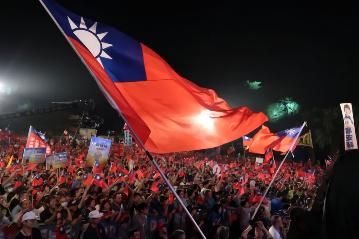 ▲國民黨高雄市長候選人韓國瑜8日在旗山區舉行造勢晚會，白天時已有民眾陸續到場卡位，晚間熱情支持者更是擠滿會場，高喊「凍蒜」力挺韓國瑜。中央社記者王淑芬攝 107年11月8日