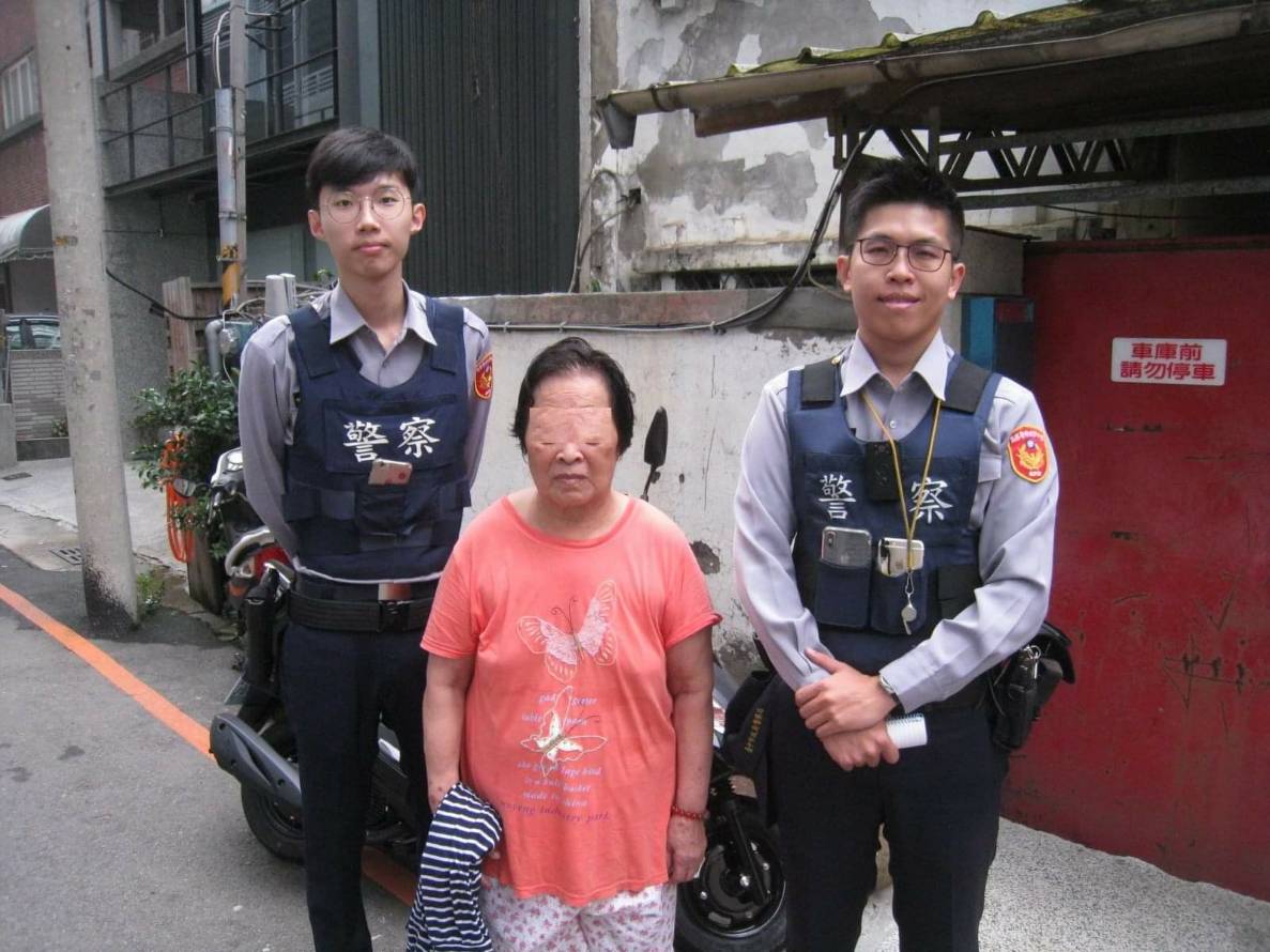 ▲何安派出所警員沈威廷、賴禹橙護送迷途且體力不支的阿婆返家（圖／記者鄧力軍翻攝, 2018.11.09）