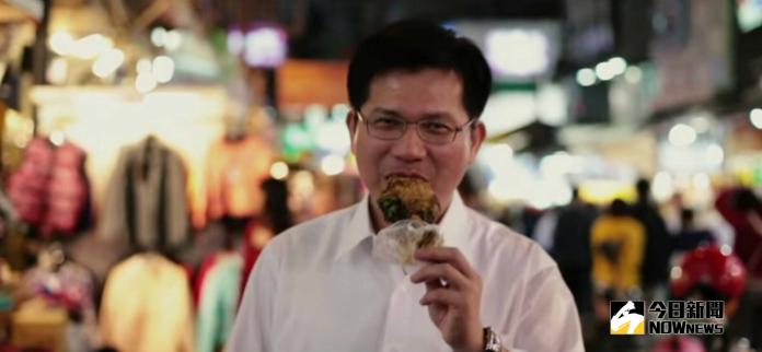 「為你驕傲」影片中，有一段林佳龍難得輕鬆逛夜市，吃豬血糕鏡頭(圖／柳榮俊翻攝2018.11.9)