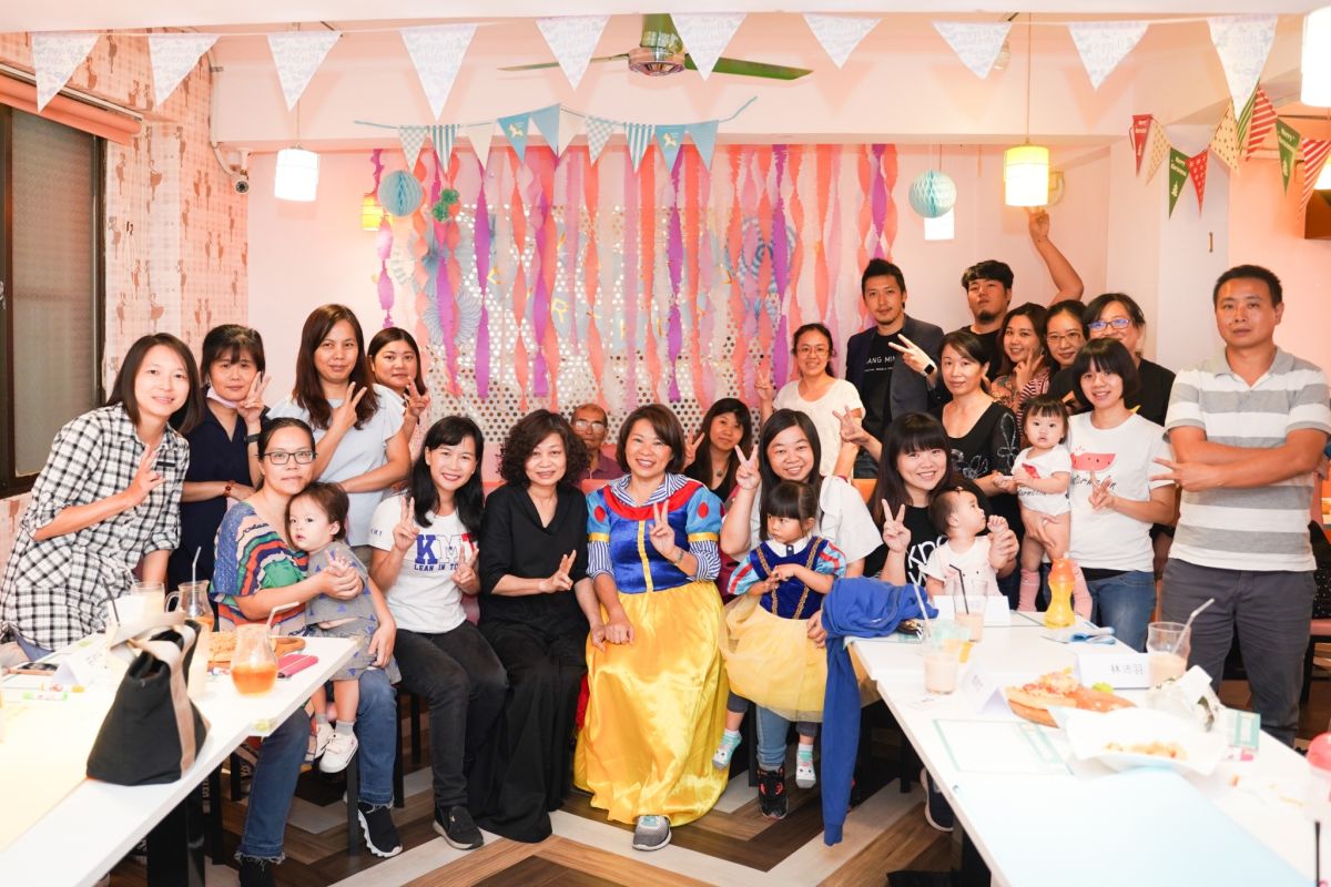 黃敏惠以親子育兒為主題與青年小聚，集思廣益減輕育兒壓力。〔圖／黃敏惠競總提供2018.11.09〕