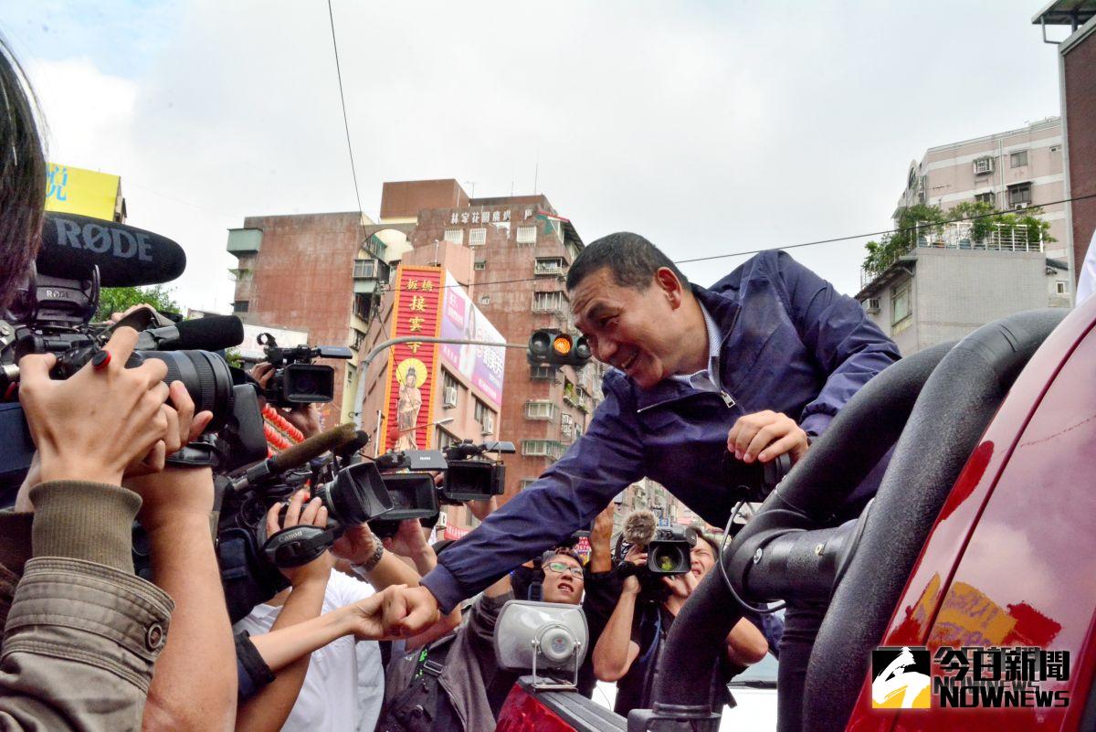 ▲國民黨新北市長候選人侯友宜今日正式啟動車隊的掃街，許多民眾聽到宣傳車廣播，主動到路邊夾道鼓掌歡迎。（圖／記者陳志仁攝，2018.11.09）