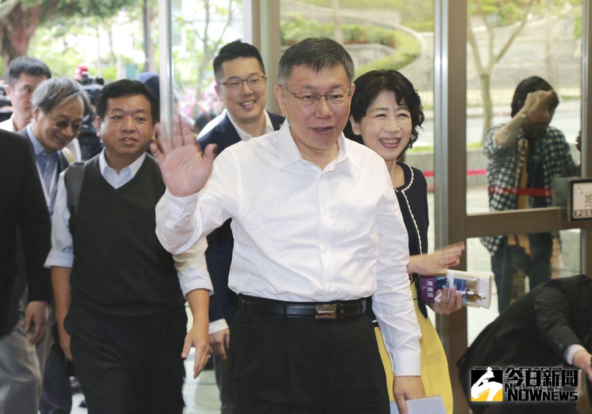 ▲民眾黨主席柯文哲的妻子陳佩琪（後），稱讚柯文哲認真、不貪污　柯文哲最適任當總統。（資料照／記者葉政勳攝）