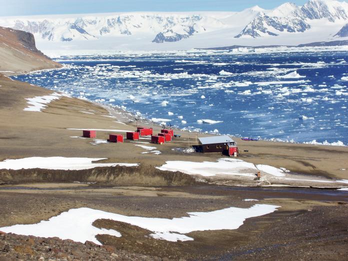 南極洲夏季常駐科學家約有四千人，研究領域主要為地質學、物理學、天文學、氣象學與生物學。圖為捷克共和國位於南極洲的門德爾研究站。（圖／美聯社）