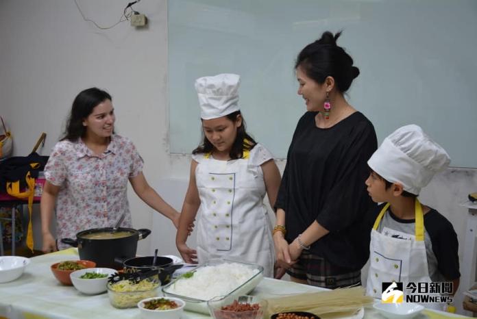 ▲杜諾蕾(左1)帶著子女一起學習王杏(右2)教導的海南醃粉料理。（圖／記者郭政隆攝影2018.11.10）