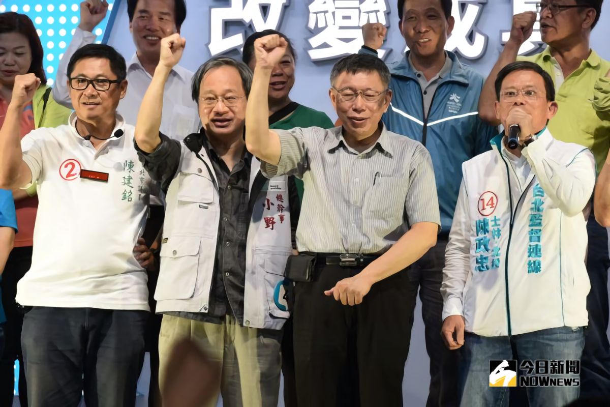 台北市長柯文哲日前舉行造勢活動，眾多支持群眾到場力挺，不過卻被市府內部員工踢爆，動員萬名員工幫忙撐場。（圖／記者林柏年攝，2018.11.8）