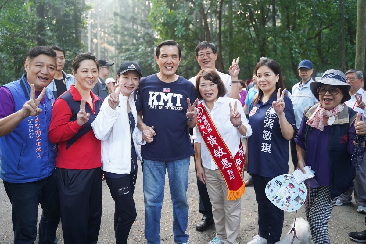 ▲馬英九陪同掃街拜票，持續為黃敏惠選情加溫。〔圖／黃敏惠競總提供2018.11.11〕