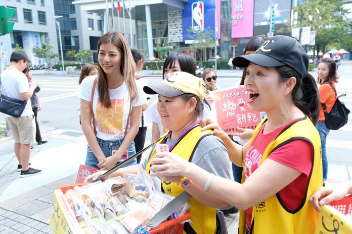 ▲AKB48 Team TP光棍節做公益街頭藝賣。（圖／好言娛樂 , 2018.11.11）