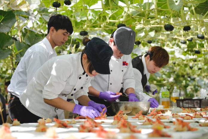 ▲丹寧基調莊園加上當地慈惠醫專餐飲科產學合作，帶給賓客不一樣的料理體驗。（圖／丹寧基調莊園提供）
