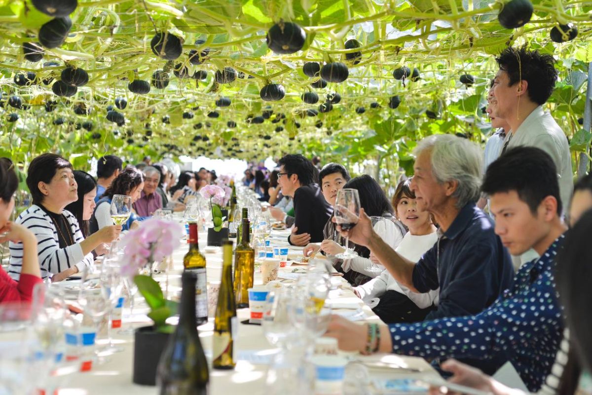 ▲美食結合在地小農，如夢似幻的瓜藤下音樂饗宴。（圖／丹寧基調莊園提供）