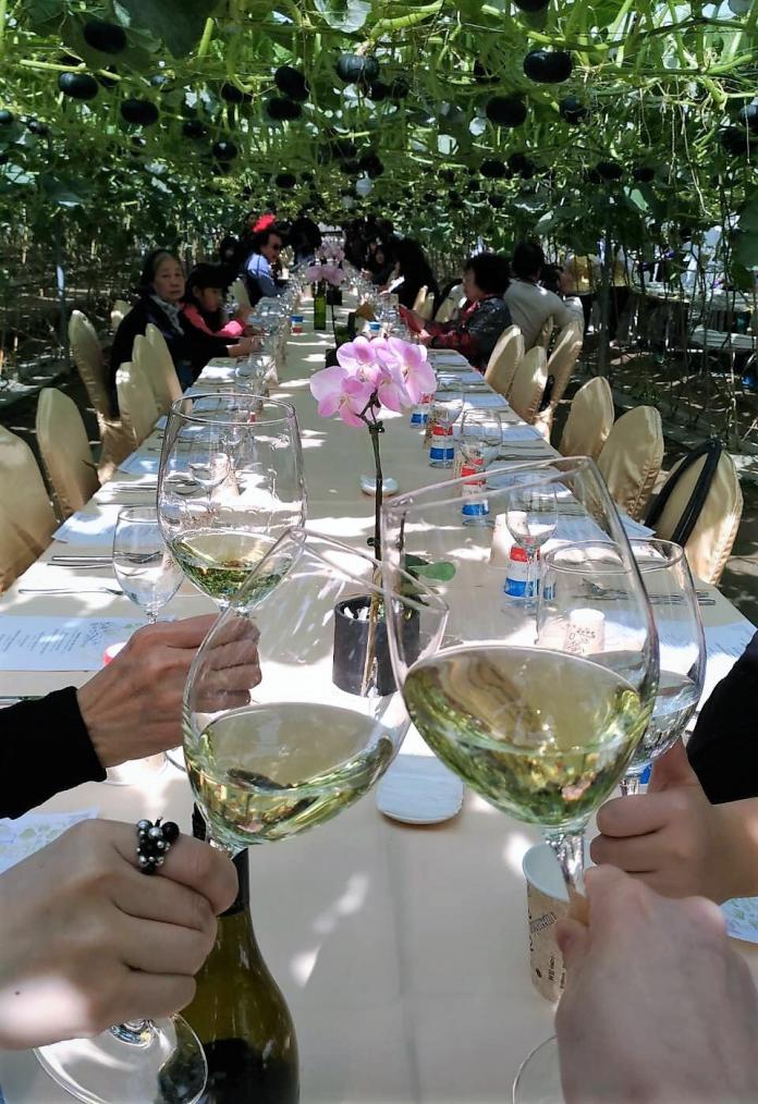 ▲美食結合在地小農，如夢似幻的瓜藤下音樂饗宴。（圖／丹寧基調莊園提供）