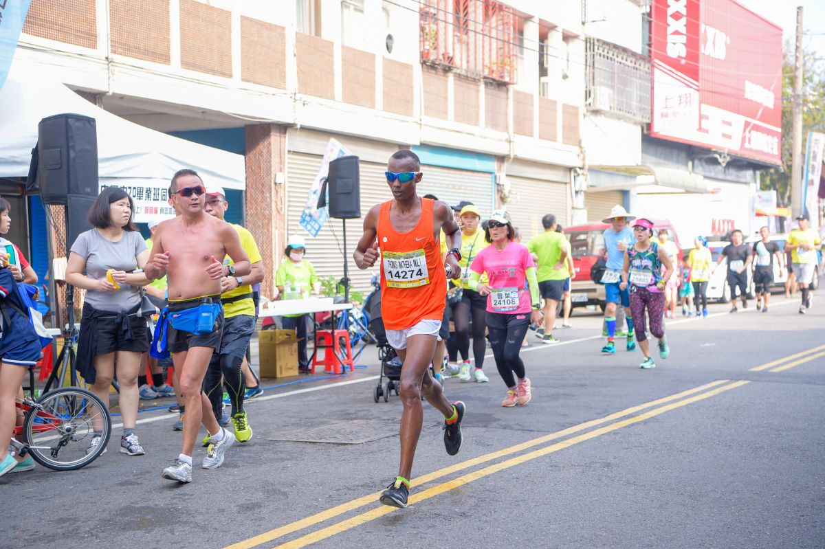 ▲2018台灣米倉田中馬拉松，男子全馬組由來自肯亞的跑者穆利以2小時43分07秒奪得冠軍。（圖／記者陳雅芳攝，2018.11.11)