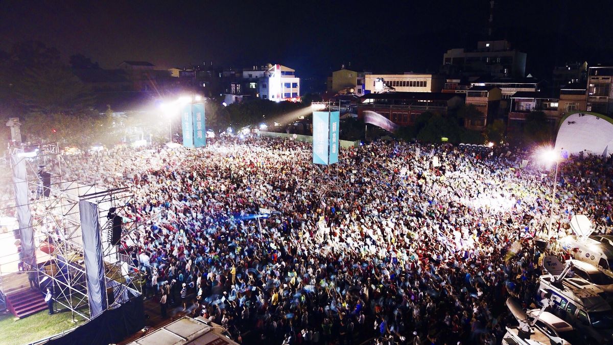 ▲民進黨高雄市長候選人陳其邁昨日在旗山體育場舉辦旗美大團結造勢晚會，超過3萬名熱情民眾擠爆會場。（圖／記者郭俊暉攝,2018.11.12）