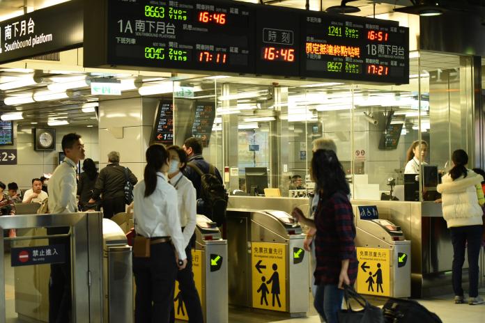 ▲高鐵本周末加開 3 班次列車， 14 日凌晨零時起開放購票。。（圖／NOWnews資料圖片）